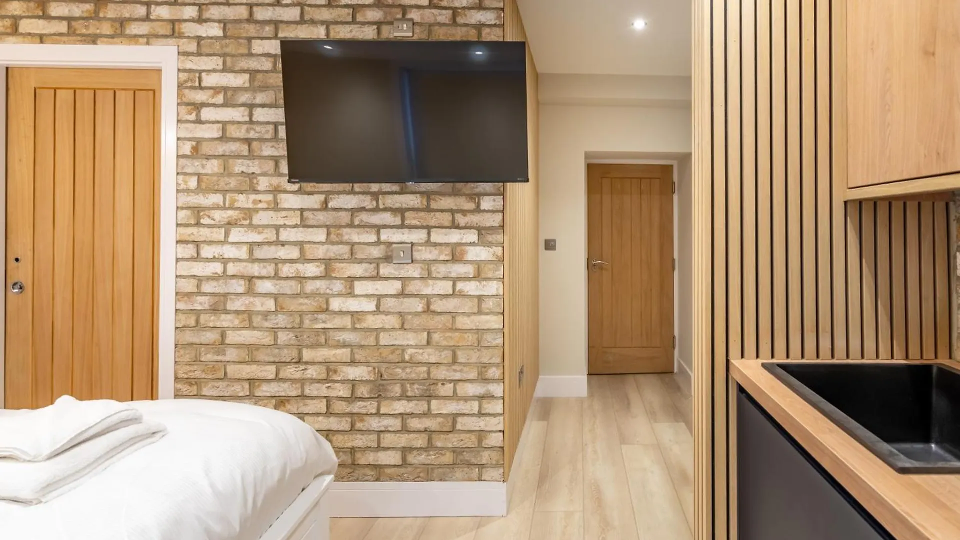 Paradise Apartments York 0*,